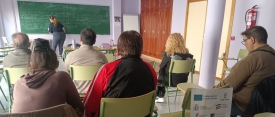 El equipo técnico de inclusión de Valdepeñas trabaja con usuarios para reducir la brecha digital