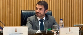 Sánchez respalda la postura de VOX y tacha de negligencia que el cribado neonatal dependa de las regiones