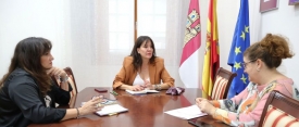 Blanca Fernández analiza con AMUMA fórmulas de colaboración para que puedan seguir realizando una "labor imprescindible" en el ámbito sociosanitario